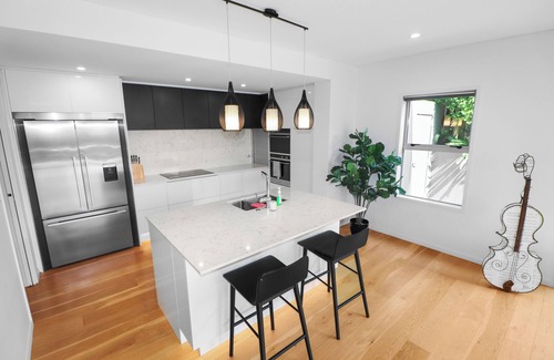 Orakei Casa | Orakei Oasis l Quality 3 Bed House inc. Views
