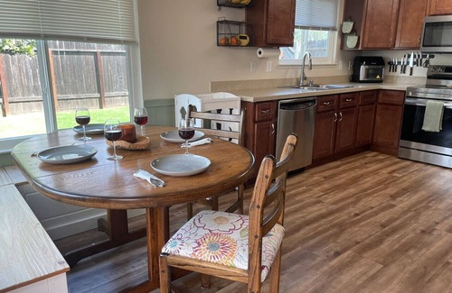 Vacaville Casa | Orange Blossom Bungalow - 2/2 Lush Yard+Kids Toys!