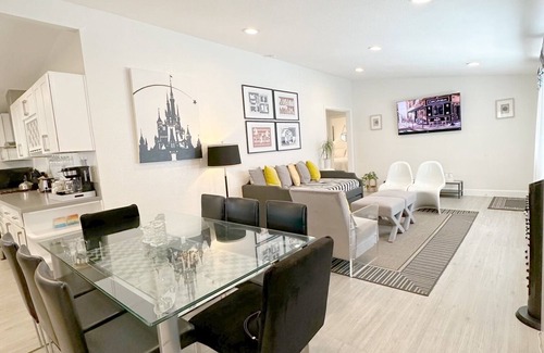 Southwest Anaheim Casa | Orange County home with backyard, sleep 10, minutes away from theme parks
