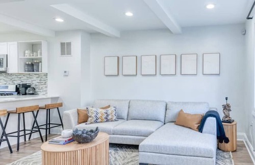 Anacostia Casa | Orange Door Abode - Modern Design