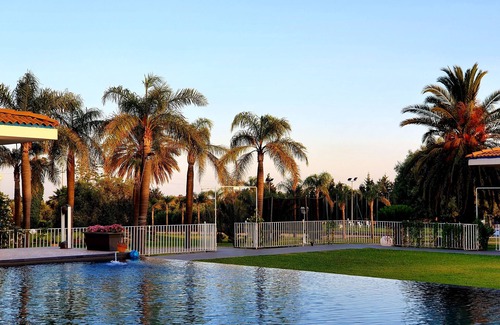 Floridia Villa | Casa naranja con gran parque y piscina.