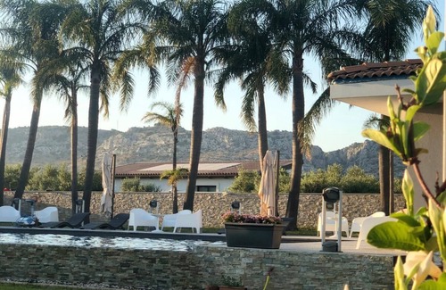 Floridia Villa | Casa naranja con gran parque y piscina.