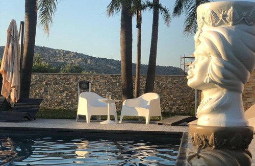 Floridia Villa | Casa naranja con gran parque y piscina.