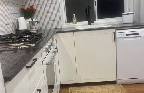 Esk Cabaña | Orange Tree Cottage. Adorable 2-bedroom cottage in Esk for a peaceful getaway