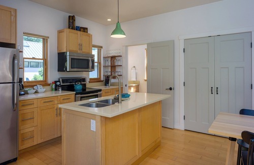 Eastsound Casa | Orcas Island, Hook Wine and Sinker - ¡Nuevo en nuestro programa!