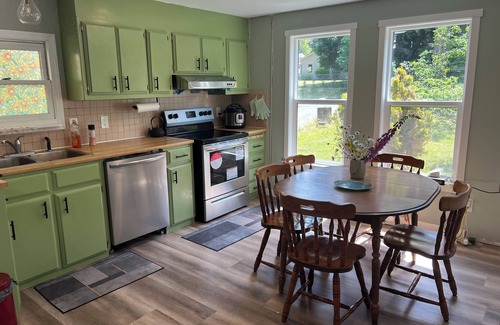 Regional District of Nanaimo Cabaña | Orchard Cottage in Lantzville near Nanaimo Brand New Renovation