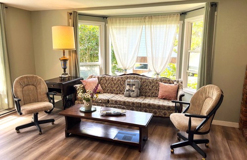 Regional District of Nanaimo Cabaña | Orchard Cottage in Lantzville near Nanaimo Brand New Renovation