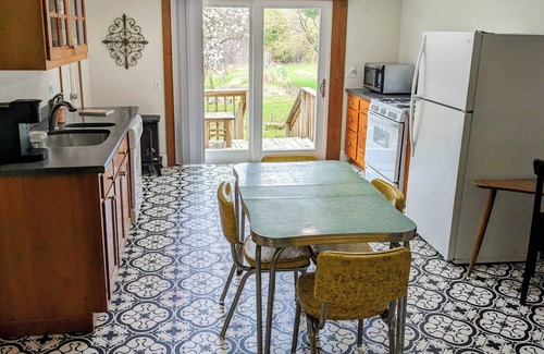 West Branch Cabaña | Orchard Cottage - with Fire Pit and Laundry in West Branch