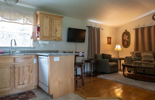 Oroville Cabaña | Orchard Guest House-- ¡Bienvenidos barcos, bicicletas, vehículos todo terreno y helicópteros!