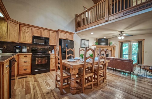 Ellijay Cabina | Orchard House - 4BR/3.5B ✔Hot Tub✔ Pet Friendly✔ Firepit✔ Grill✔ Gameroom✔