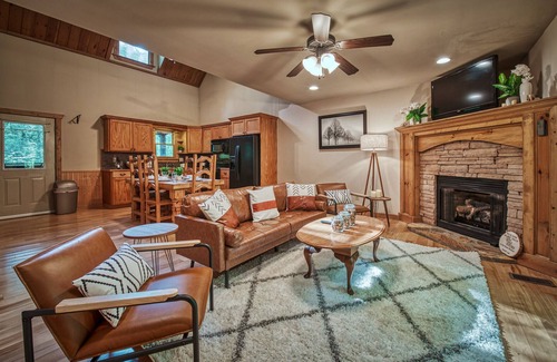 Ellijay Cabina | Orchard House - 4BR/3.5B ✔Hot Tub✔ Pet Friendly✔ Firepit✔ Grill✔ Gameroom✔