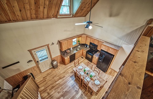 Ellijay Cabina | Orchard House - 4BR/3.5B ✔Hot Tub✔ Pet Friendly✔ Firepit✔ Grill✔ Gameroom✔