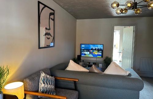 Swindon Casa | Orchard House - Suitable for both Family and Business Travellers, Walk in distance to pubs, restaurants, Supermarket, Free Wifi & Free Parking, Outdoor Garden