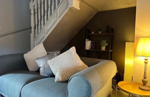 Swindon Casa | Orchard House - Suitable for both Family and Business Travellers, Walk in distance to pubs, restaurants, Supermarket, Free Wifi & Free Parking, Outdoor Garden