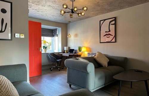Swindon Casa | Orchard House - Suitable for both Family and Business Travellers, Walk in distance to pubs, restaurants, Supermarket, Free Wifi & Free Parking, Outdoor Garden