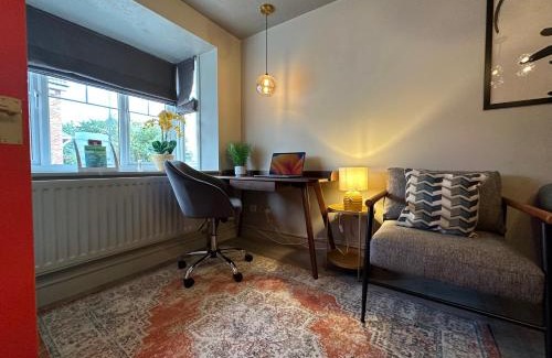Swindon Casa | Orchard House - Suitable for both Family and Business Travellers, Walk in distance to pubs, restaurants, Supermarket, Free Wifi & Free Parking, Outdoor Garden