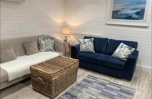Moreton Casa | Orchard Retreat - Rural Cabin - Private Hot Tub!