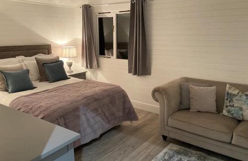Moreton Casa | Orchard Retreat - Rural Cabin - Private Hot Tub!