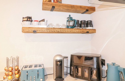 Frampton Cabaña | ORCHARD RETREAT STAYCATION, pet friendly, with hot tub in Kirton