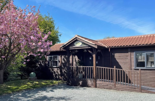 Frampton Cabaña | ORCHARD RETREAT STAYCATION, pet friendly, with hot tub in Kirton