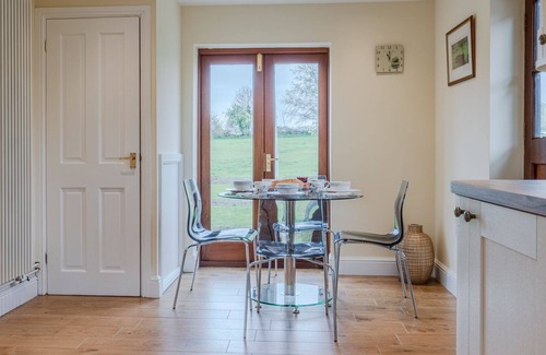 Upton Snodsbury Cabaña | Orchard View - sleeps 4 guests in 2 bedrooms