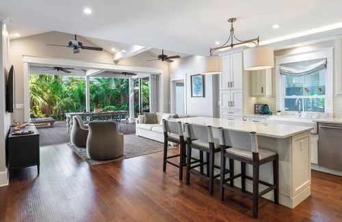 White St. Gallery Casa | Orchids-N-Paradise 3 En-suite Bedrooms, Cottage Fully Fenced Front Porch & Yard