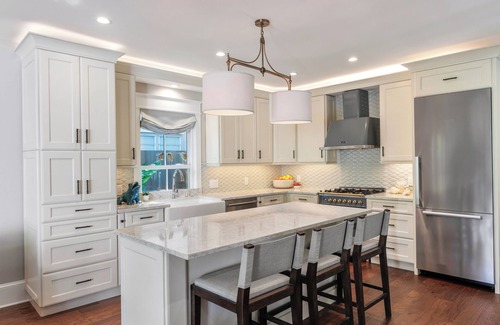 White St. Gallery Casa | Orchids-N-Paradise 3 En-suite Bedrooms, Cottage Fully Fenced Front Porch & Yard