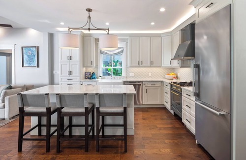 White St. Gallery Casa | Orchids-N-Paradise 3 En-suite Bedrooms, Cottage Fully Fenced Front Porch & Yard