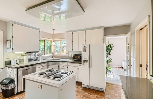 North Gresham Casa | Alojamiento Oregon Jade: Dos habitaciones en un suburbio de Portland con cuna cerca de PDX