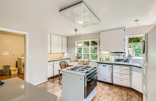 North Gresham Casa | Alojamiento Oregon Jade: Dos habitaciones en un suburbio de Portland con cuna cerca de PDX