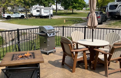 Branson Cabaña | Oregon Trail Wagon has two queens size bed, bathroom w/ shower, heat & a/c, smart tv, wi-fi, microwa