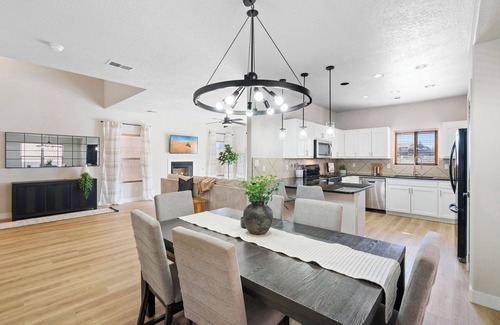 Ventana Ranch Casa | Organic Modern Home in NW ABQ/RR 4bd 2.5 ba- 7 min from INTEL