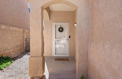 Ventana Ranch Casa | Organic Modern Home in NW ABQ/RR 4bd 2.5 ba- 7 min from INTEL