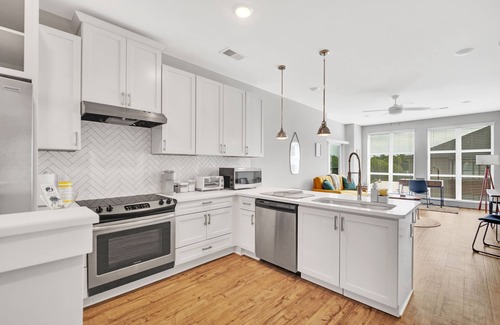 Commonwealth Apartamento | Organic Modern ♥ King Bed ♥ In Plaza Midwood