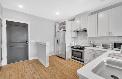 Commonwealth Apartamento | Organic Modern ♥ King Bed ♥ In Plaza Midwood