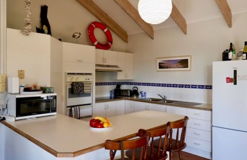 Guerilla Bay Casa | Original art filled home in Guerilla Bay