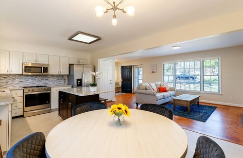 Northwest Raleigh Casa | Original Oak Tree Oasis: Private sunroom/deck/grill/firepit/yard (❤️ of Raleigh)