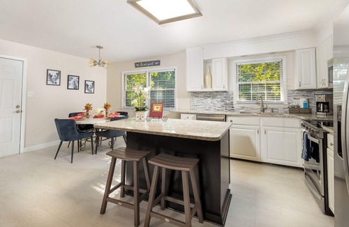 Northwest Raleigh Casa | Original Oak Tree Oasis: Private sunroom/deck/grill/firepit/yard (❤️ of Raleigh)