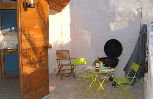Sussargues Casa | ORIGINAL PAILLOTE, EXOTIC GITE UNUSUAL AND INTIMATE SHARED POOL AQUABIKES