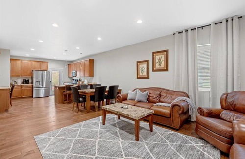 Lake Orion Casa | Orion Farmhouse Convenient Location to GM Plant and Great Lakes Crossing Mall