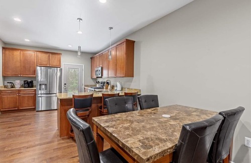 Lake Orion Casa | Orion Farmhouse Convenient Location to GM Plant and Great Lakes Crossing Mall