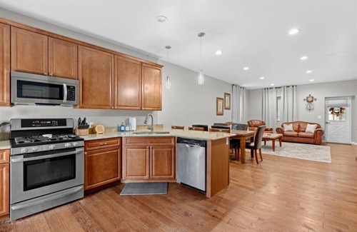 Lake Orion Casa | Orion Farmhouse Convenient Location to GM Plant and Great Lakes Crossing Mall