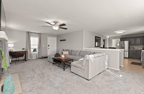 Lake Orion Casa | Orion Home Conveniently Located Near Great Lakes Crossing Mall and I-75 Freeway