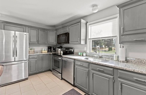 Lake Orion Casa | Orion Home Conveniently Located Near Great Lakes Crossing Mall and I-75 Freeway
