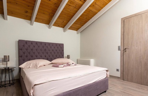 Gythio Apartamento | Orion Maison: Luxury 3-bedroom maisonette in the center of town