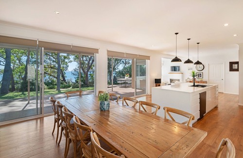 Vincentia Casa | Orions Ultimate Oasis: Absolute Beachfront Retreat