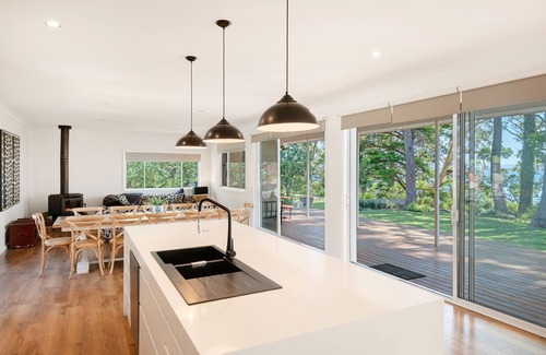 Vincentia Casa | Orions Ultimate Oasis: Absolute Beachfront Retreat