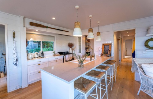 Oneroa Casa | Oriwa Villa, Oneroa Village - near Mudbrick and Cable Bay - Welcome to Oriwa Villa, a luxurious 4 bedroom, 3 bathroom family home. This exquisite holiday home is designed to provide the perfect getaway, offering a blend of elegance, modern amenities,