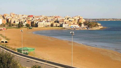 Pozzallo Apartamento | Orizzonte Casesicule, Fantastic Sea View with Balcony and Big Windows, Wi-Fi