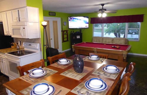 Altamonte Springs Casa | Área de Orlando 4BR / 2BA Hogar con jacuzzi y nueva piscina comunitaria Disney Universal Daytona